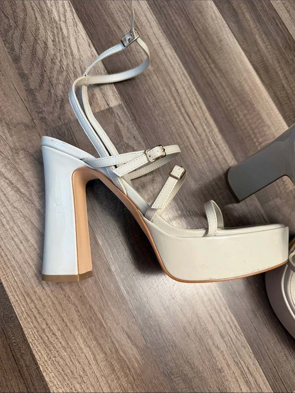 Guess elegant strappy